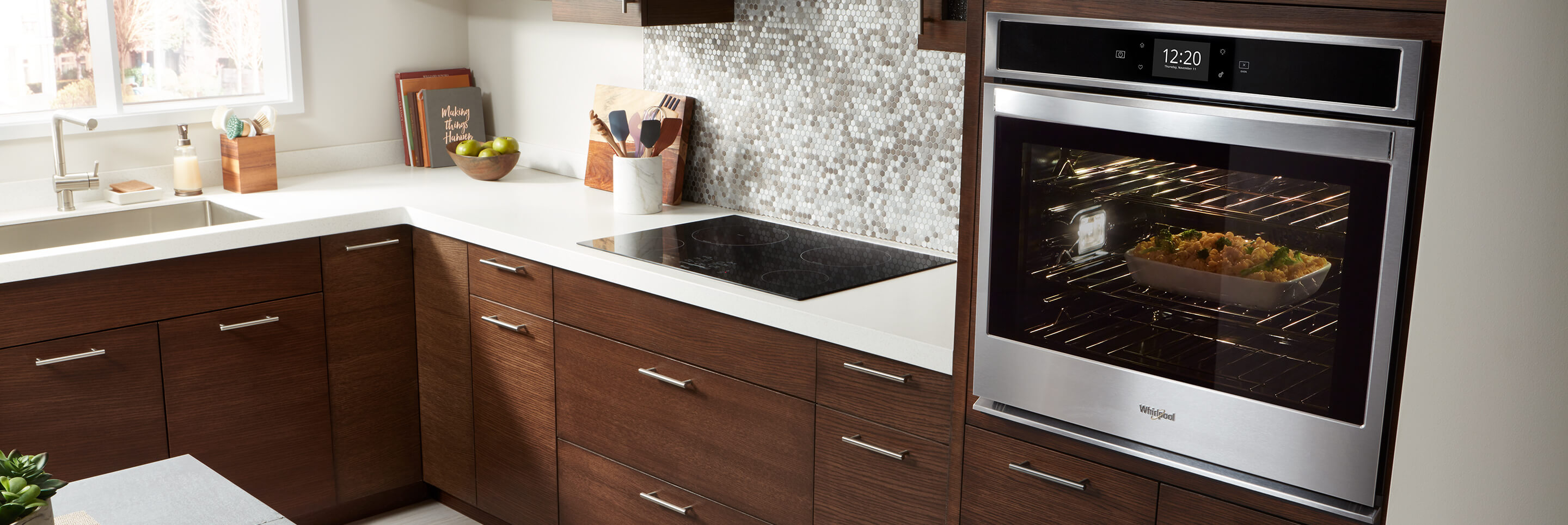 Choisissez des fours muraux Whirlpool pour servir votre repas plus rapidement.