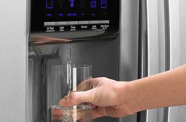 Dispensador exterior de hielo y agua