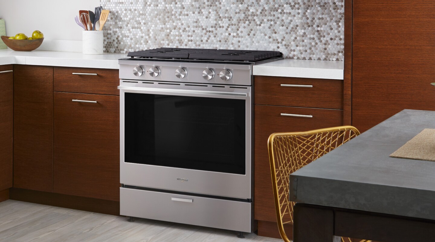 A Whirlpool® oven with Air Fry Mode in a modern kitchen. A Whirlpool® oven with Air Fry Mode in a modern kitchen.