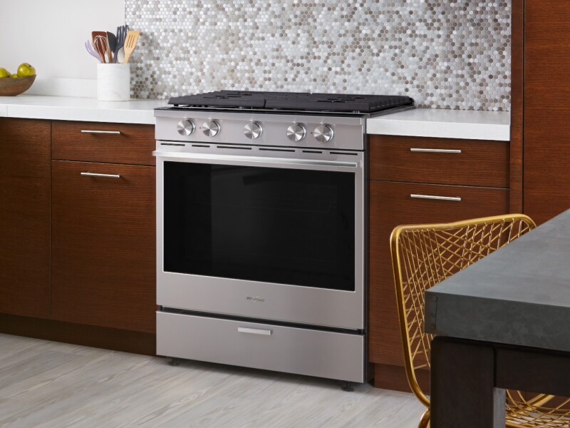 A Whirlpool® oven with Air Fry Mode in a modern kitchen. A Whirlpool® oven with Air Fry Mode in a modern kitchen.