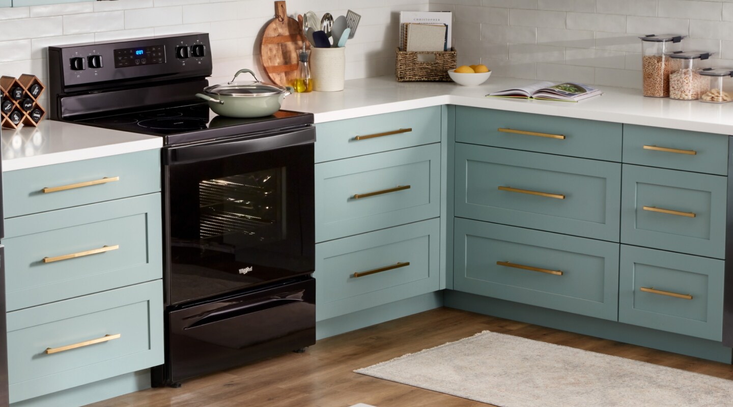 A Whirlpool® oven with Air Fry Mode in a modern kitchen. A Whirlpool® oven with Air Fry Mode in a modern kitchen.