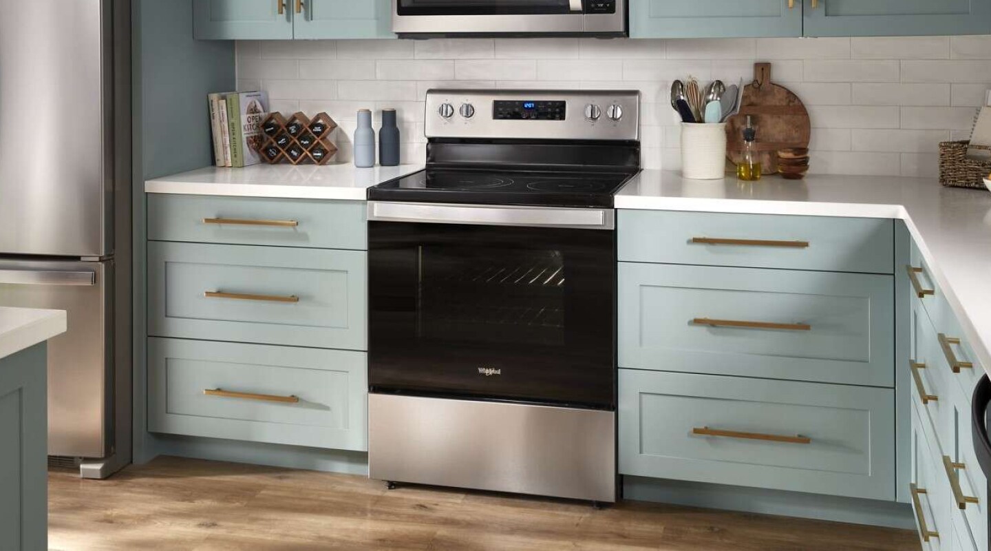 A Whirlpool® oven with Air Fry Mode in a modern kitchen. A Whirlpool® oven with Air Fry Mode in a modern kitchen.