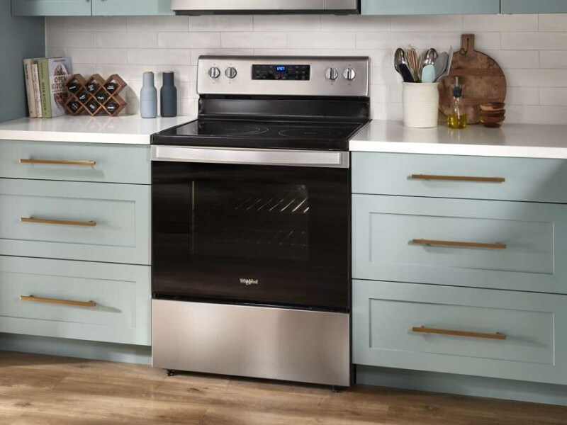 A Whirlpool® oven with Air Fry Mode in a modern kitchen. A Whirlpool® oven with Air Fry Mode in a modern kitchen.