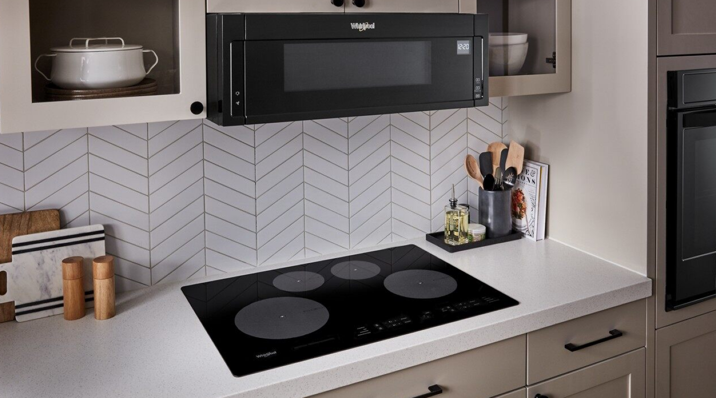 Picture of a Whirlpool® induction cooktop in a kitchen Picture of a Whirlpool® induction cooktop in a kitchen