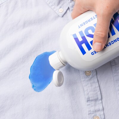 Hand pretreating a shirt with detergent