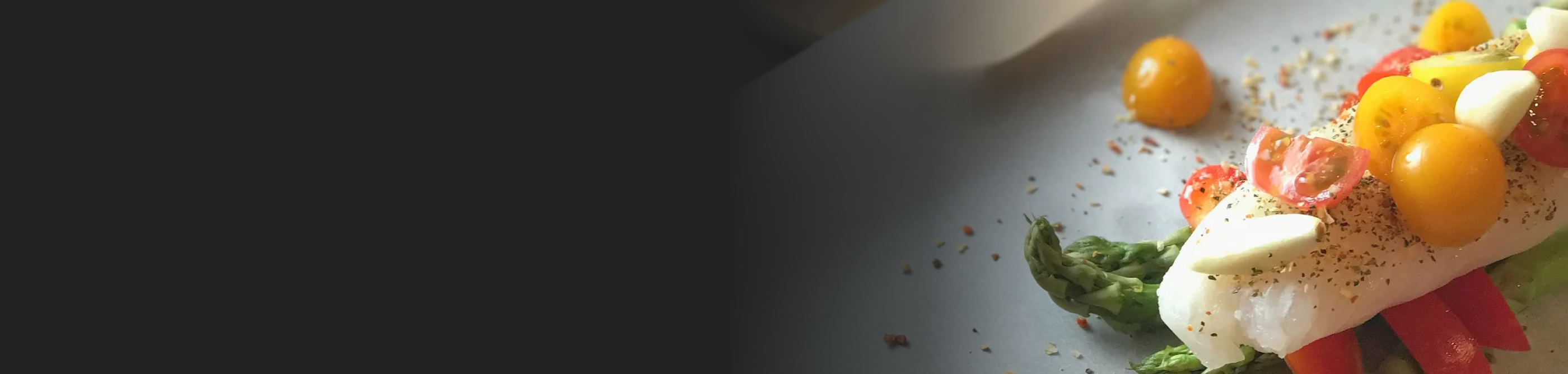 Steamed fish topped with sliced tomatoes