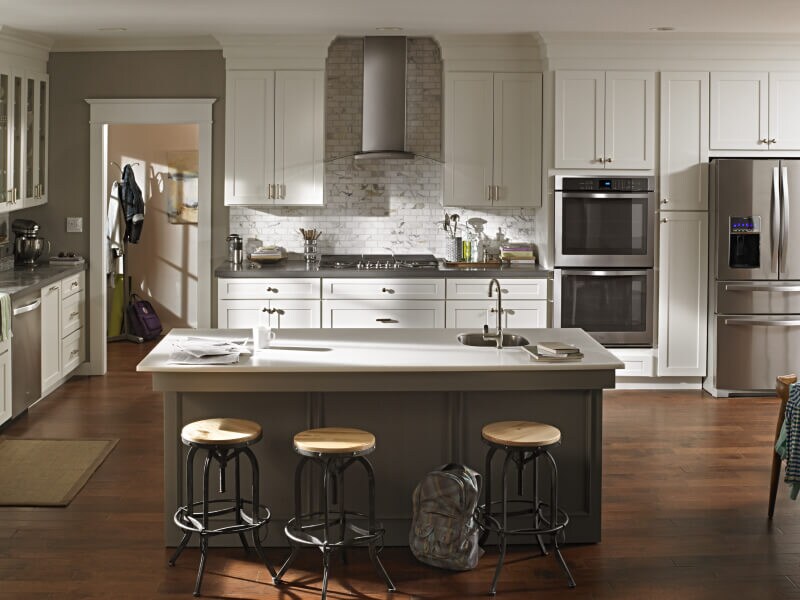  A Whirlpool® Under Cabinet Range Hood and Range in a kitchen