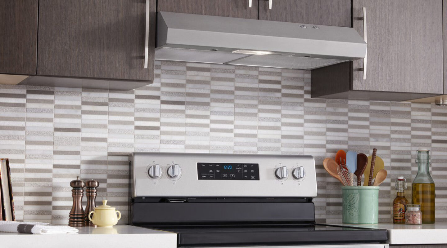 A Whirlpool® Under Cabinet Range Hood and Range in a kitchen A Whirlpool® Under Cabinet Range Hood and Range in a kitchen