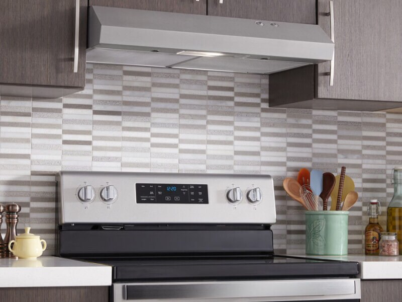 A Whirlpool® Under Cabinet Range Hood and Range in a kitchen A Whirlpool® Under Cabinet Range Hood and Range in a kitchen