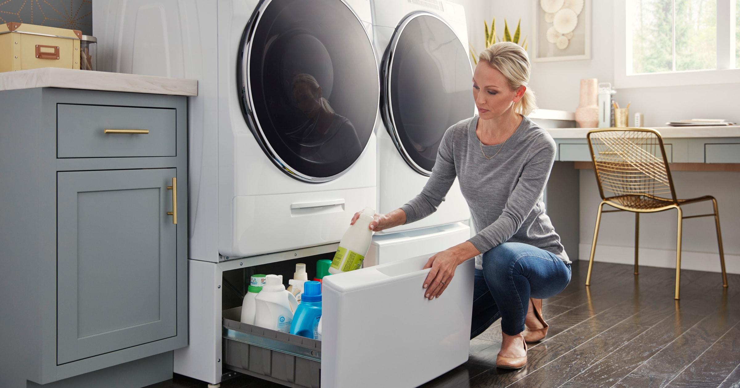 Whirlpool Washer With Convenient Pedestal For Elevated Cleaning And Storage