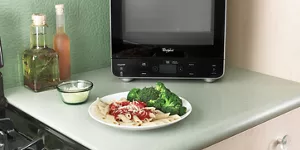 Whirlpool wmc20005yw countertop discount microwave