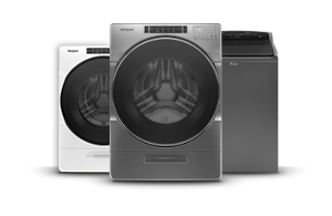 Trois laveuses Whirlpool. À l'avant, on voit une laveuse à chargement frontal. Derrière, à gauche, une laveuse à chargement frontal Whirlpool. Derrière, à droite, une laveuse à chargement vertical Whirlpool