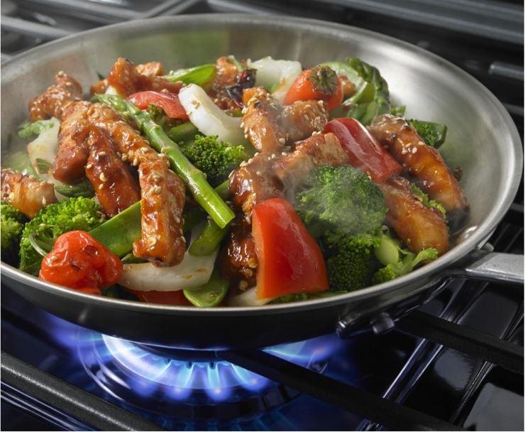 Obtenez une chaleur élevée rapidement avec les tables de cuisson au gaz Whirlpool.