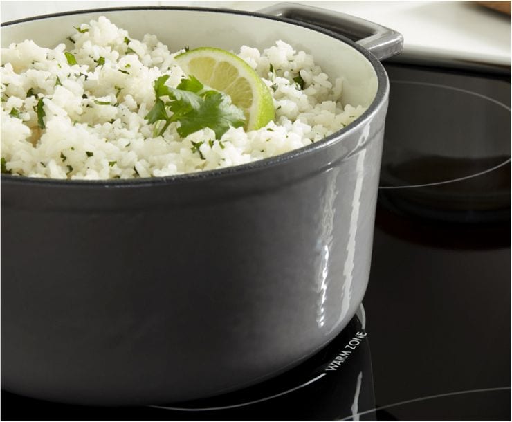 Gardez les aliments à la bonne température jusqu'à ce que vous soyez prêts à les servir grâce aux éléments réchaud des tables de cuisson électriques Whirlpool.