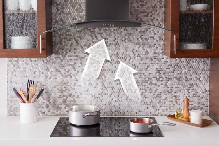 Attaquez-vous aux odeurs à la source avec la technologie de ventilation de cuisine ciblée de Whirlpool.