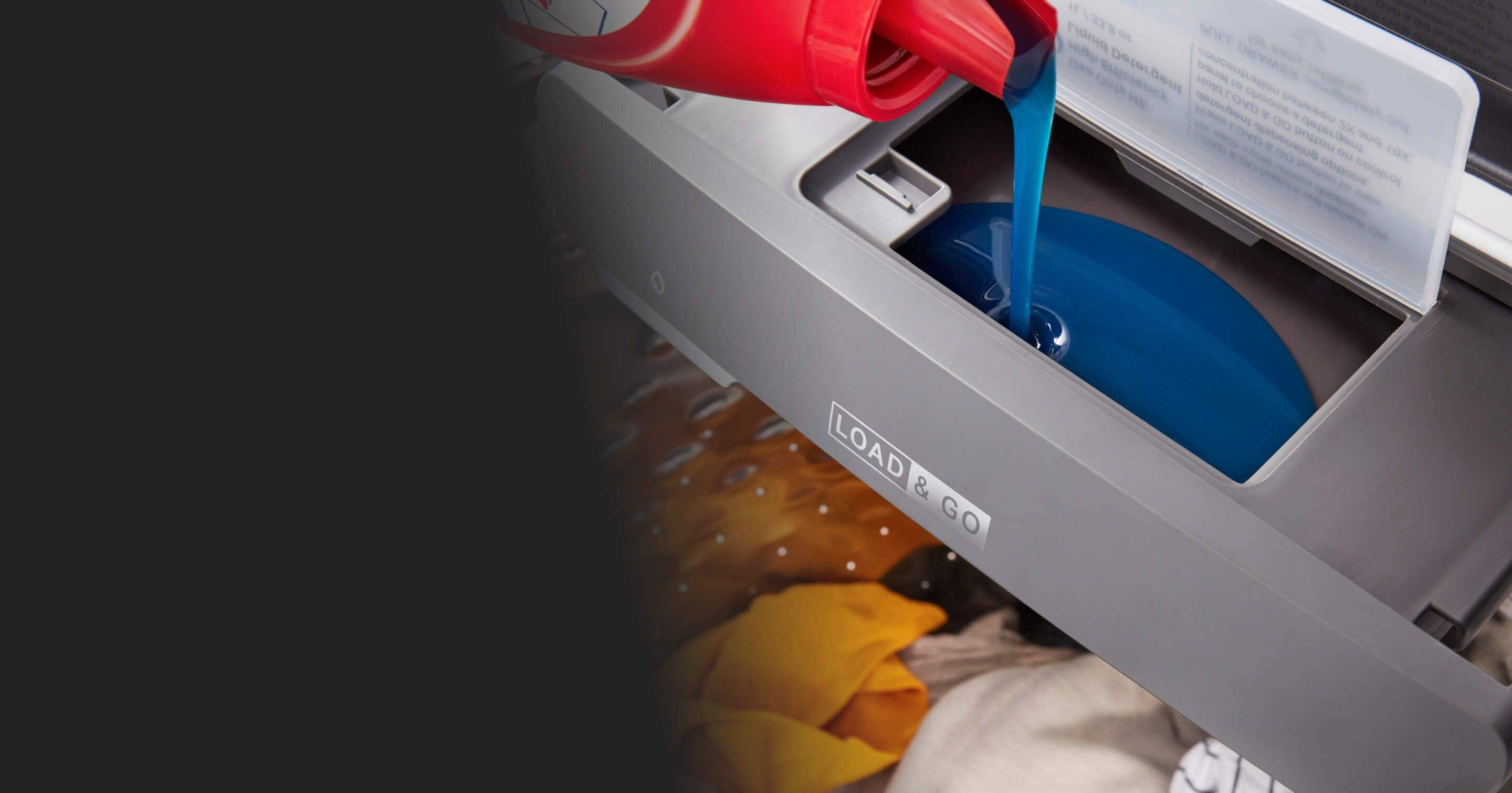 Du détergent est versé dans le distributeur d'une laveuse Whirlpool