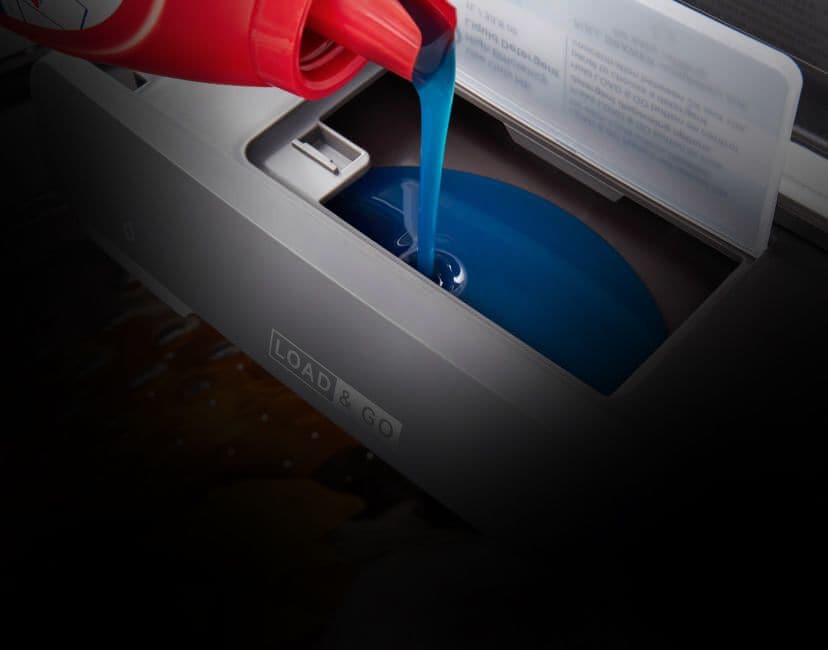 Du détergent est versé dans le distributeur d'une laveuse Whirlpool