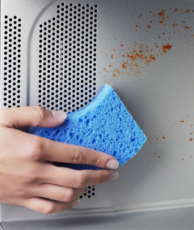 Nettoyez votre four à micro-ondes en un coup de chiffon grâce à l’intérieur antiadhésif CleanRelease®
