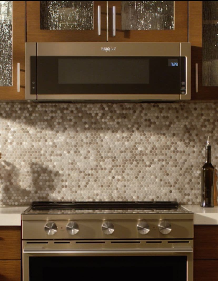 Le four à micro-ondes à hotte intégrée et profil bas, pour la ventilation et la cuisson.