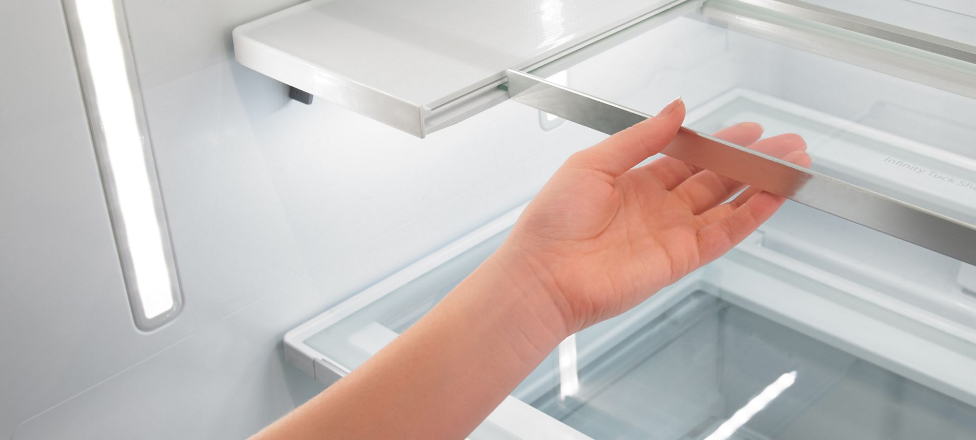 Des options telles que la tablette rétractable à l’infini créent des espaces de rangement flexibles.