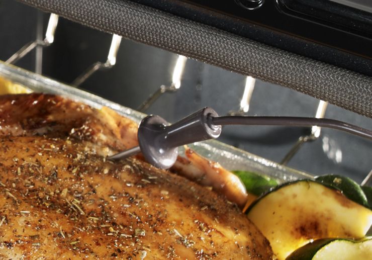 Les fours muraux Whirlpool® avec sonde à viande numérique contribuent à prévenir la surcuisson des aliments.