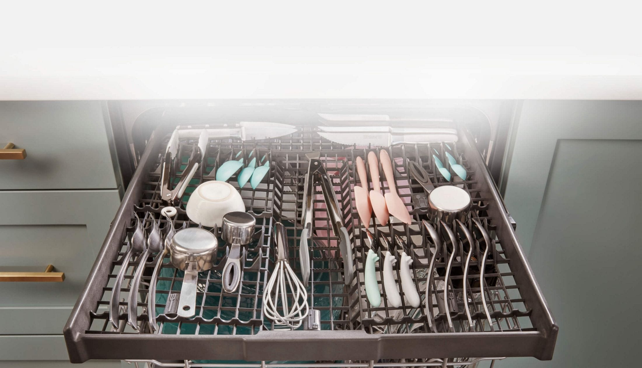 Load utensils and measuring cups in the 3rd Rack