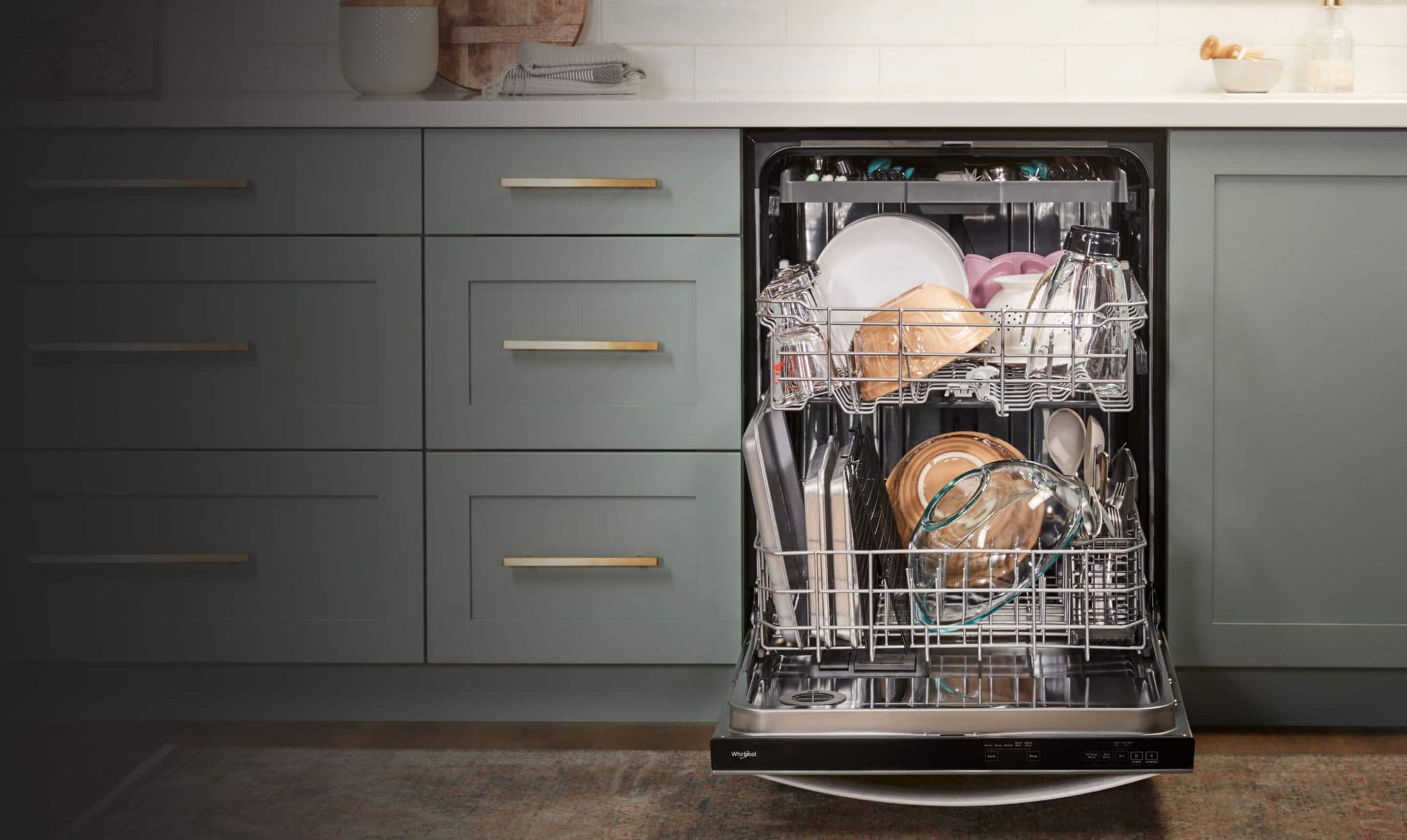 Le lave-vaisselle à troisième panier peut accueillir les tasses à mesurer, les spatules, les bols à mélanger et les grilles pour refroidir.