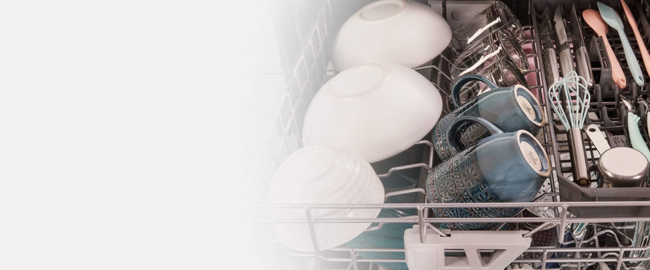 Lavez les tasses dans le troisième panier