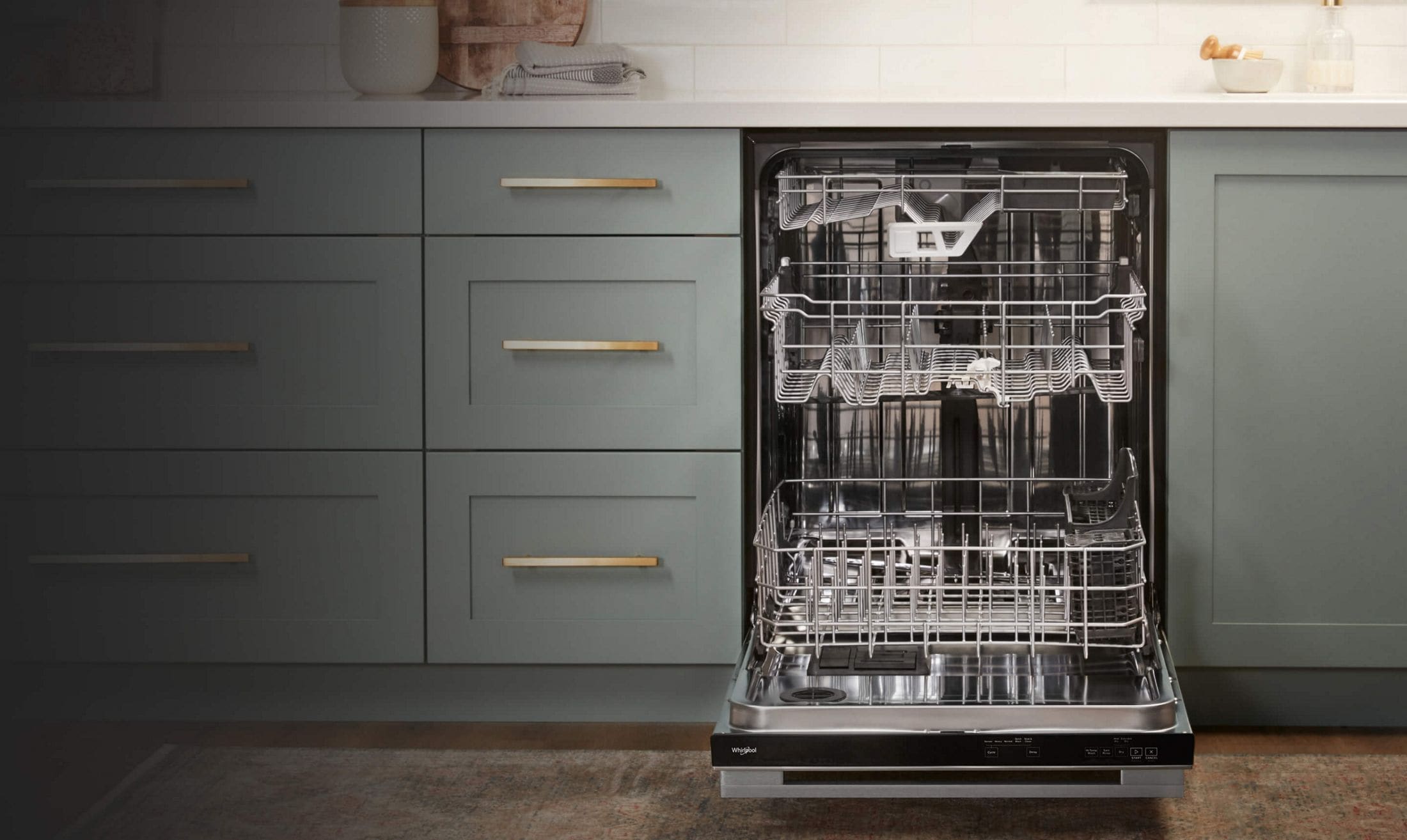 Voyez comment les lave-vaisselle Whirlpool® à troisième panier se chargeront des dégâts liés aux repas de votre famille