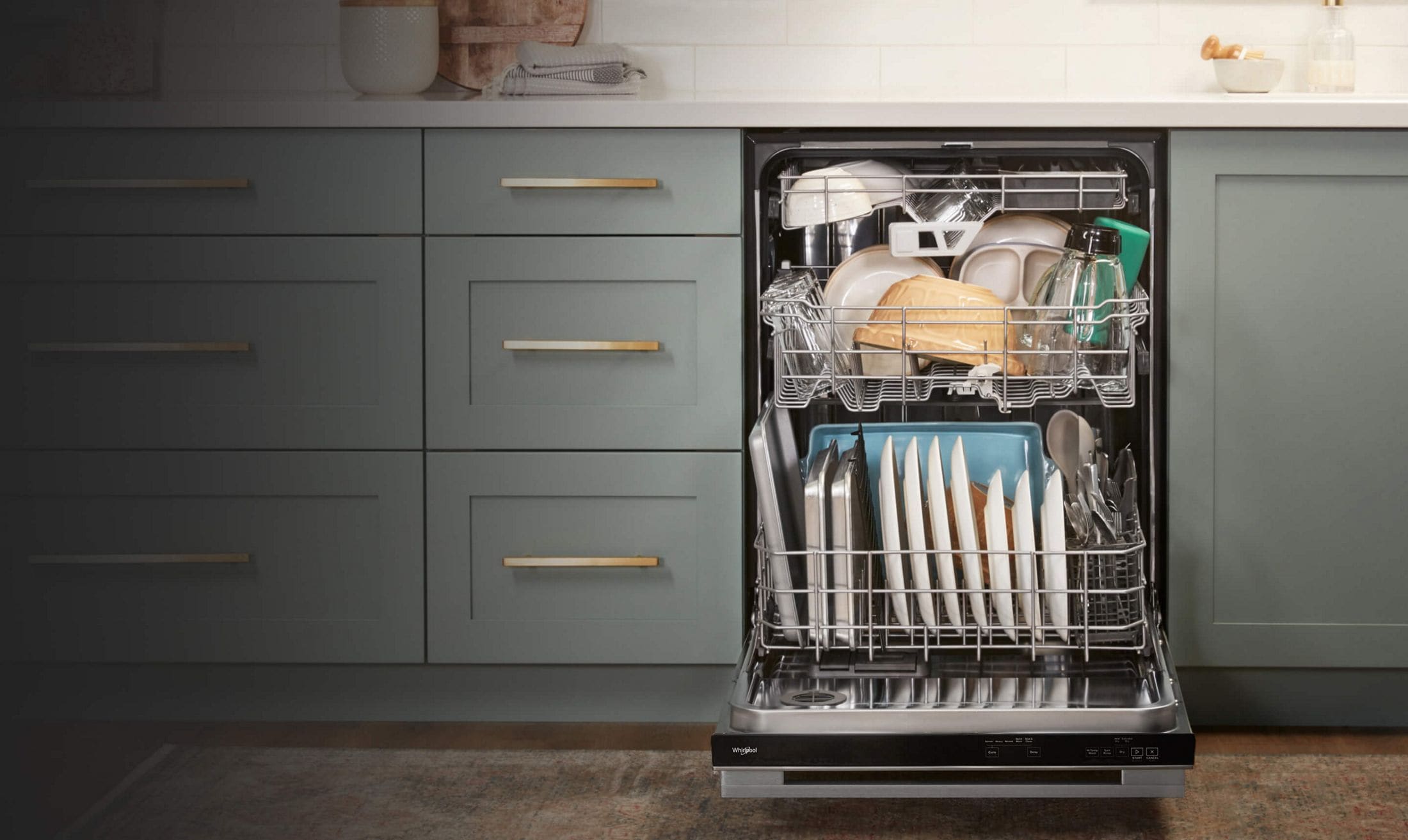 Le lave-vaisselle à troisième panier peut accueillir les plaques à pâtisserie, un pichet de mélangeur et des bols et verres additionnels