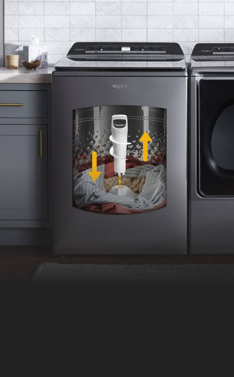 Dans une salle de lavage aux armoires grises se trouvent une laveuse à chargement frontal Whirlpool et une sécheuse à chargement frontal Whirlpool