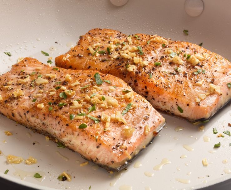 Keep food at the right temperature until you’re ready to serve it with warming elements on Whirlpool electric cooktops.