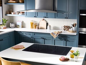 Range hood above an electric cooktop on a kitchen island
