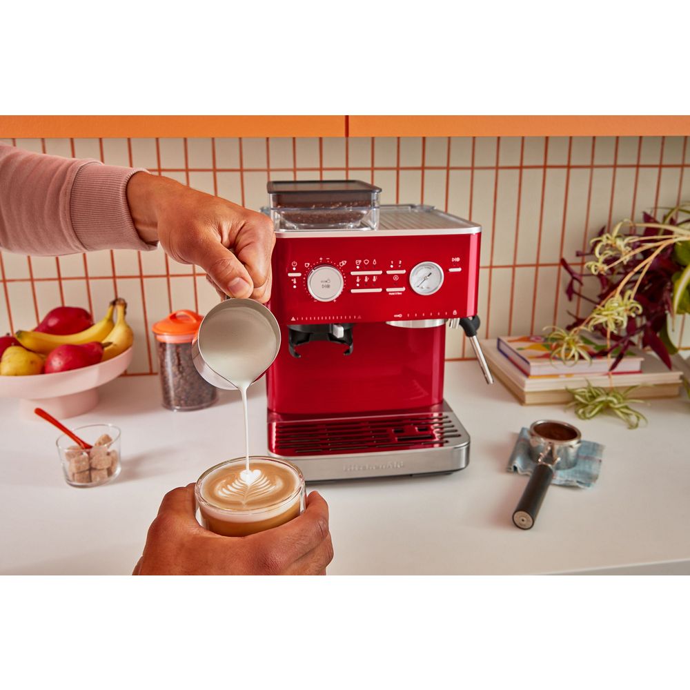 Halvautomatisk espressomaskin med kaffekvarn - Röd metallic | KitchenAid SE
