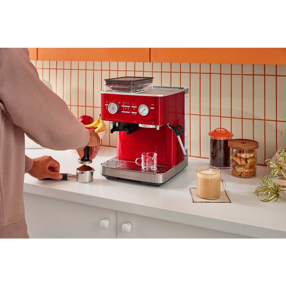 Kitchenaid Coffee machine 5KES6551ECA Rosso mela Lifestyle Perspective