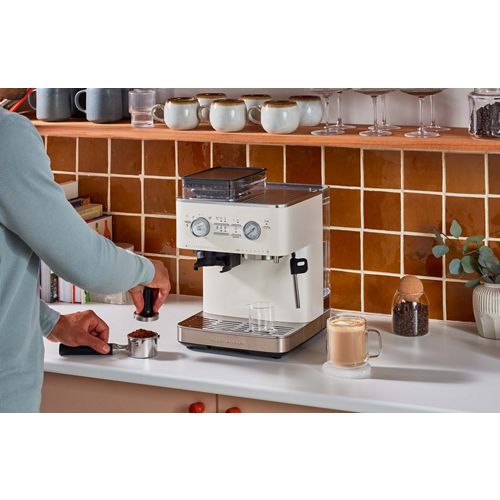 Kitchenaid Coffee machine 5KES6551EPL Porcelain White Lifestyle Perspective