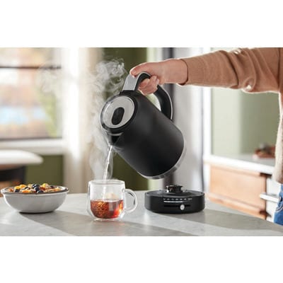 Kitchenaid Kettle 5KEK1701EBM Mat sort Lifestyle
