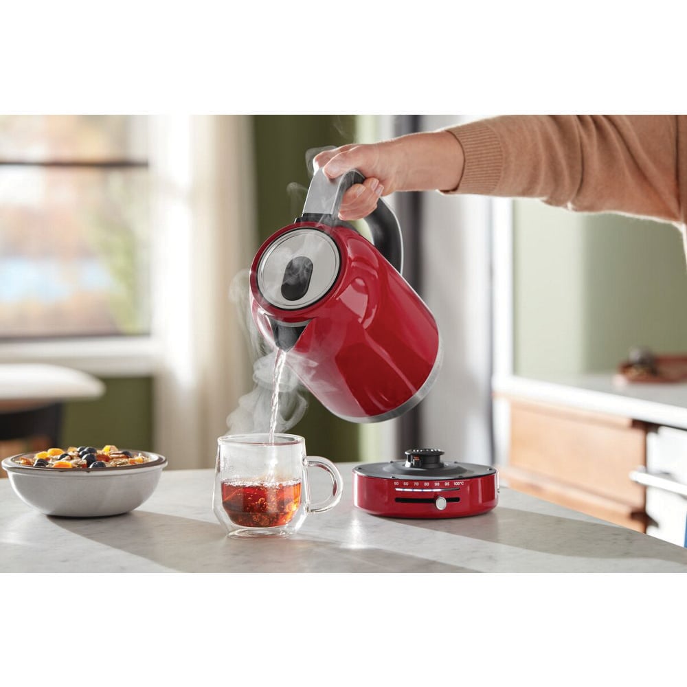 Kitchenaid Kettle 5KEK1701EER Rouge empire Lifestyle