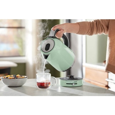 Kitchenaid Kettle 5KEK1701BPT Pistachio Lifestyle