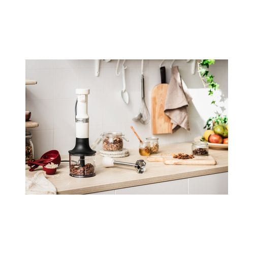 Kitchenaid Hand mixer 5KHBV83EAC Amandelwit Lifestyle