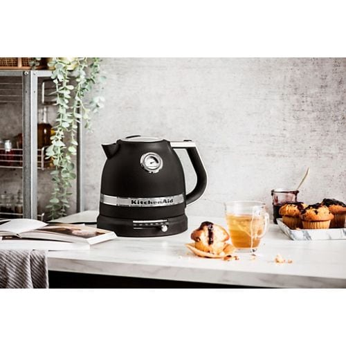 Kitchenaid Kettle 5KEK1522BBK Cast iron black Lifestyle