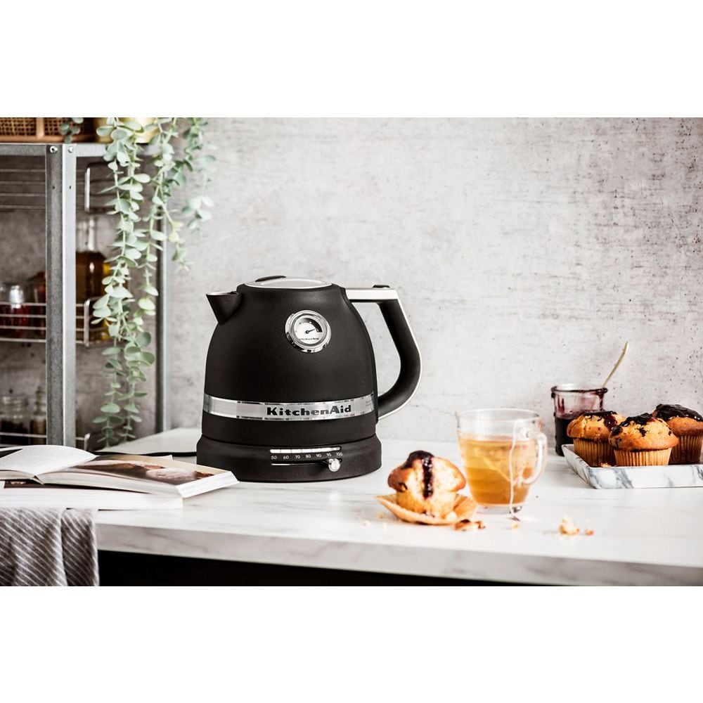 Kitchenaid Kettle 5KEK1522EBK Vulkaanzwart Lifestyle
