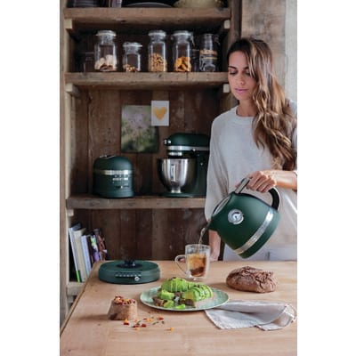 Kitchenaid Kettle 5KEK1522EPP Pebbled Palm Lifestyle