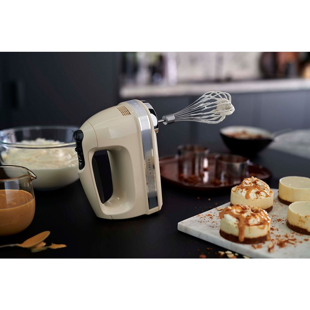 Kitchenaid Hand mixer 5KHM9212EAC Almendra Lifestyle