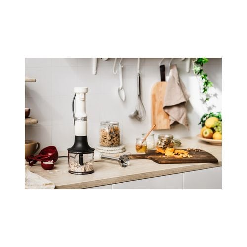Kitchenaid Hand mixer 5KHBV83EAC Amandelwit Lifestyle