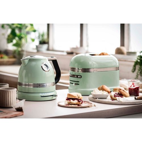 Kitchenaid Kettle 5KEK1522EPT Macaron pistache Lifestyle
