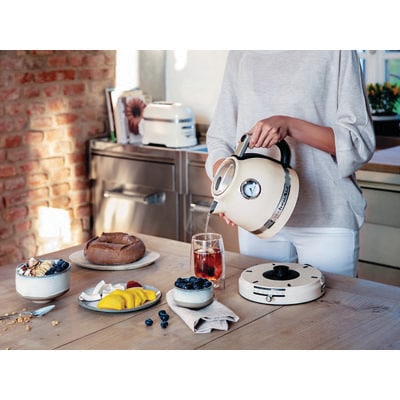 Kitchenaid Kettle 5KEK1522EAC Amandelwit Lifestyle