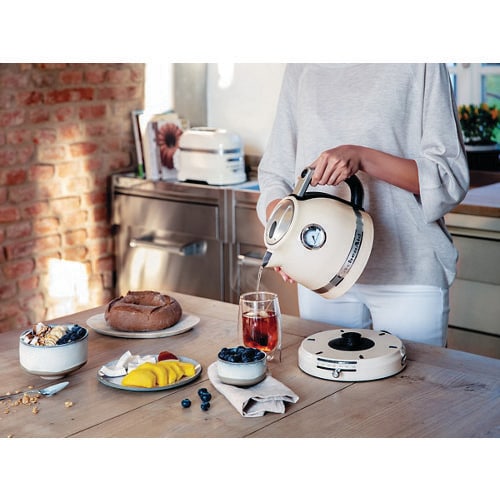 Kitchenaid Kettle 5KEK1522EAC Amandelwit Lifestyle