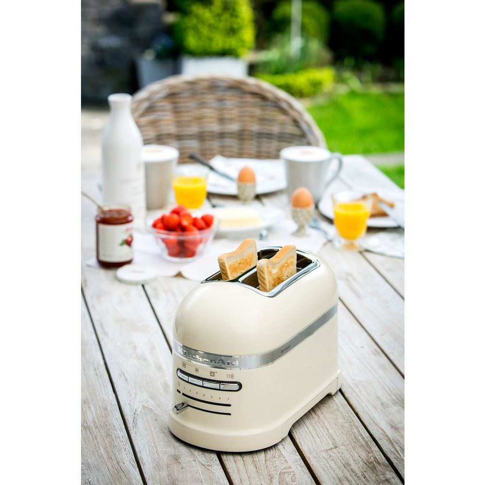 Kitchenaid Toaster 5KMT2204EAC Creme Lifestyle