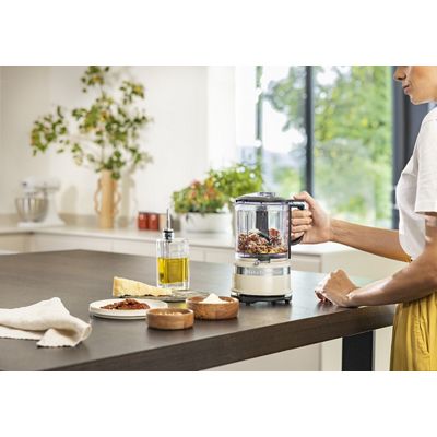 Kitchenaid Chopper 5KFC0516EAC Creme Lifestyle